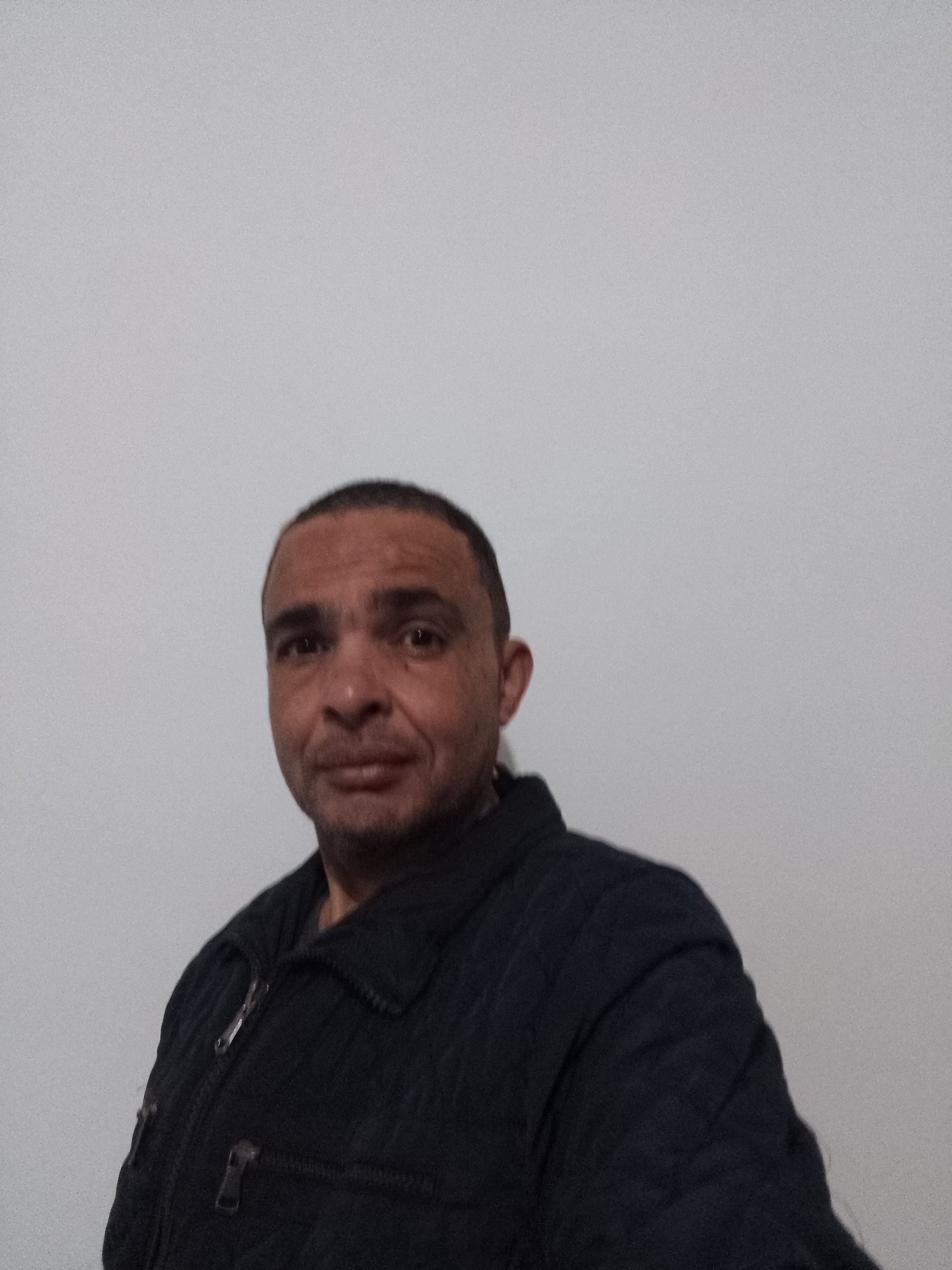 Foto profissional de desenvolvedor sorridente em ambiente de escritório moderno com iluminação suave